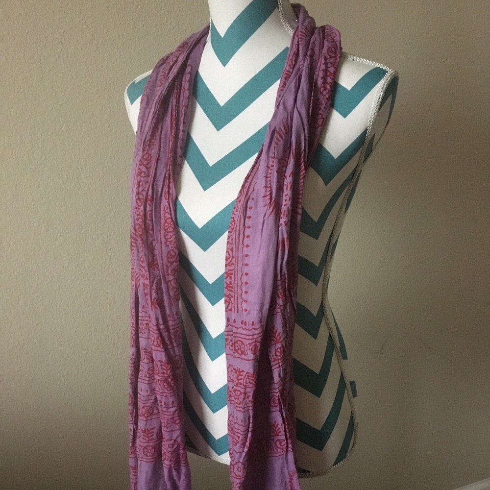 Light scarf-pink purple with red detail